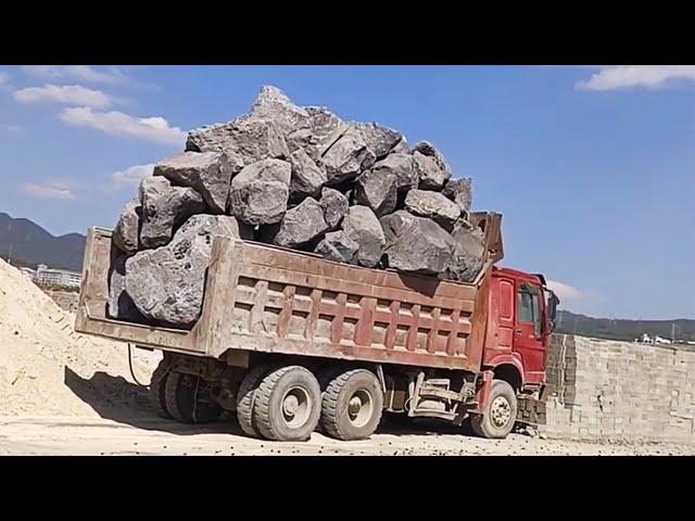 Unbelievable driving skills! ---Win compilation 【E15】of overload heavy trucks exteremly operations