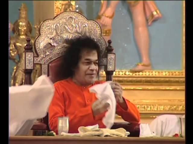 Sri Sathya Sai Baba Shivaratri 2002 Hiranyagarbha Lingam.wmv