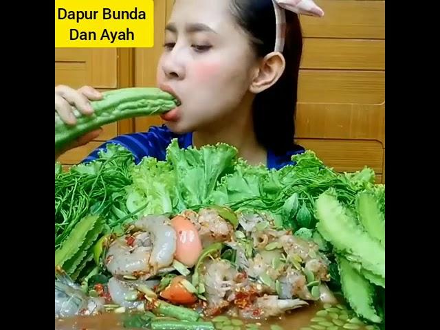 Cantik Sih Kak Desi Tapi Makan Udang Segar Lalap Salada dan Kecipir. Doyan banget ya  