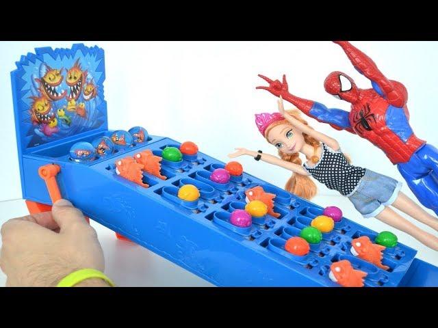 TotoyKids Jugando a Cuidado con las Pirañas!!! Niños contra Niñas!!! Quién ganará??? TotoyKids