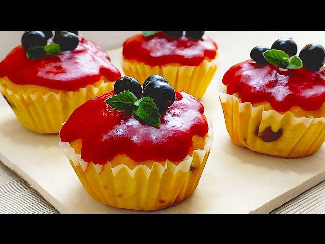 From simple products! Soft and fluffy berry cupcakes with frosting! very tasty!