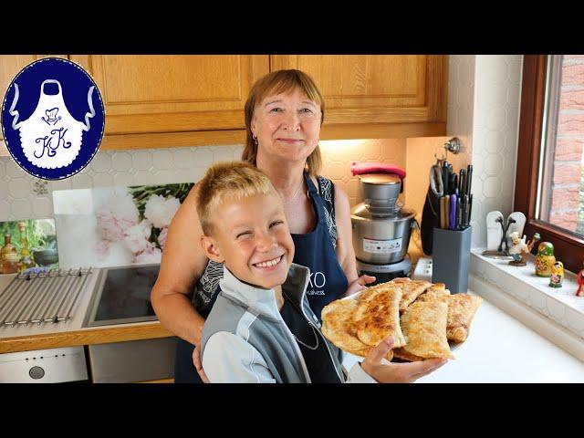 Neues Rezept für Tschebureki / in der Küche  mit meinem Enkelsohn