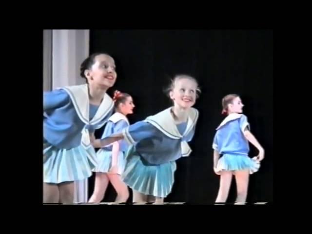 Дети танцуют Матросский танец.Прикольно./ Sailor children dance.Nice