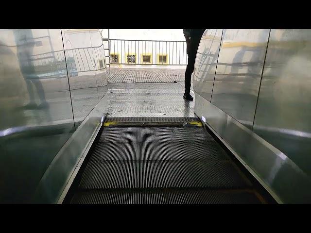 Escalator kaise use karen | How to use escalator for the first time | Escalator par kaise chade