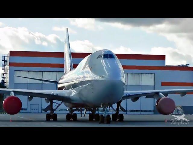 Walk through the Boeing 747-400 from the cockpit to the tail. Cabin overview.