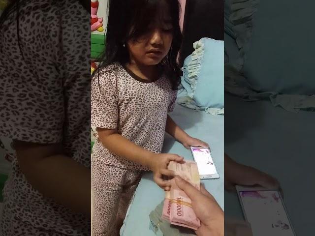 Anak kecil nangis dikasih uang segepok eh diam