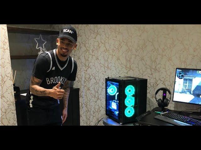 Gabriel Jesus sees his 3XS custom PC for the first time!