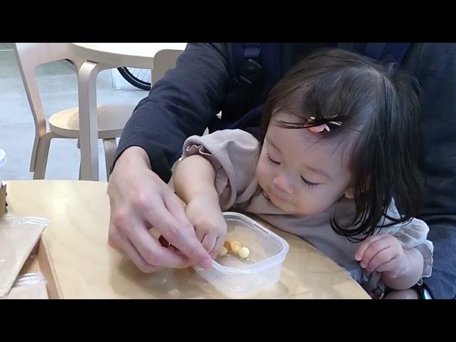 TOKO-chan Chooses Daddy's Help Over Solo Dining!