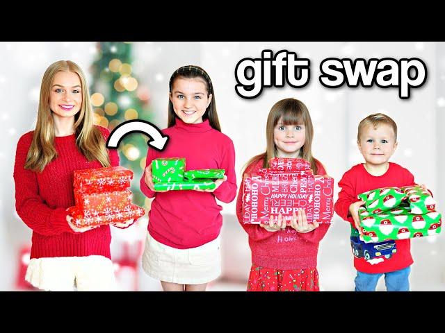 SIBLING CHRISTMAS GIFT EXCHANGE! | Family Fizz