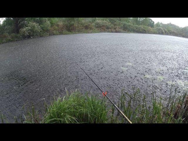 Рыбалка на небольшом озере под дождём и грозой