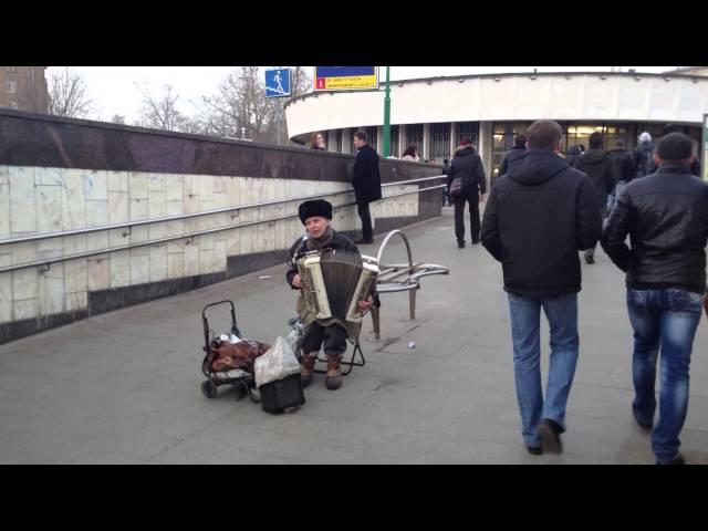 Дед с гармошкой в переходе на улице 1905 года