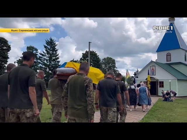 Везли у труні за 14 кілометрів від дому: чому військового з Рівненщини відспівали не у рідному селі?