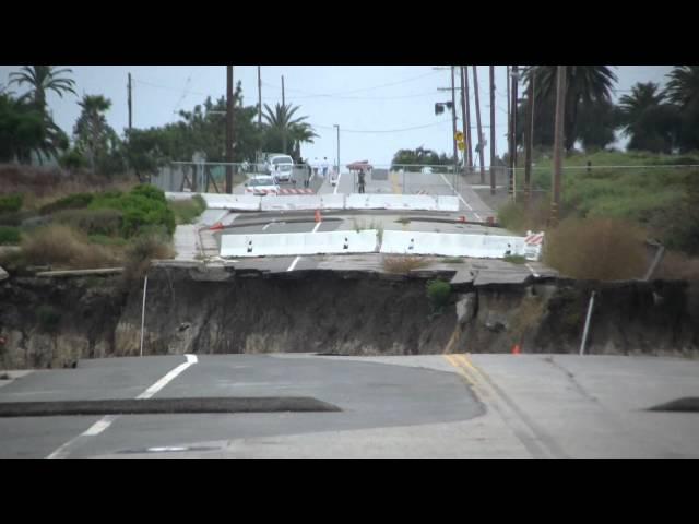 Road falls off a cliff In Palos Verdes, CA landslide