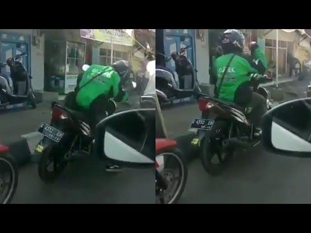 Sopir Ojek Online Asyik Joget saat Lampu Merah, Bikin Pengendara Lain Tebak Lagu