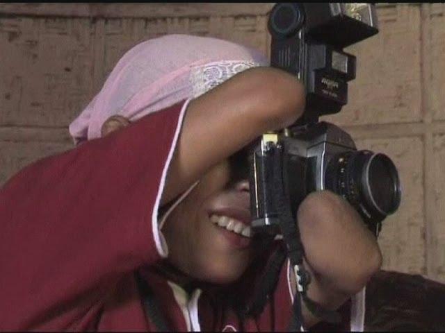 Armless photographer: Incredible Indonesian woman who lost her arms as a child becomes snapper