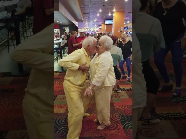 Older couple dancing#ganasconcanas