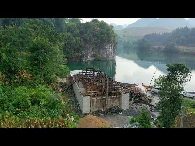 In 4 hours  6 people demolished a wooden house and pulled the old tiles home to make firewood.