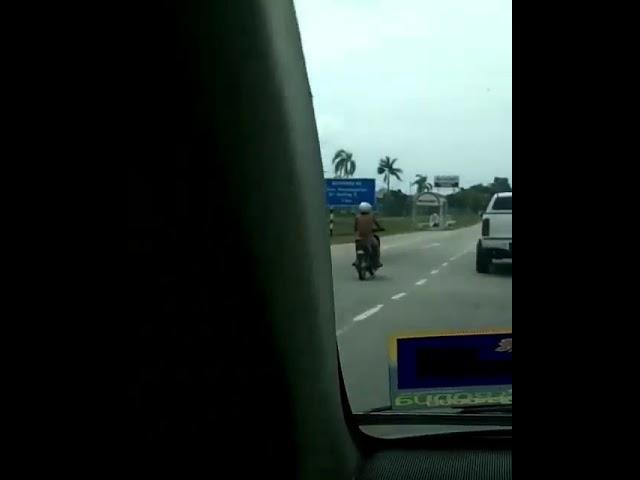 Memandu motor telanjang??