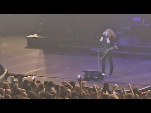 Dave Mustaine Seperates 2 "Cousins" That Are Fighting During Concert The Armory In Minneapolis!