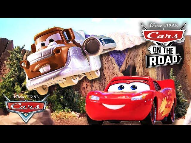 Gare di corse di auto su strada con Saetta McQueen e Cricchetto | Pixar Cars #ADV