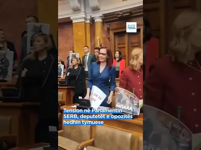 Tension në Parlamentin SERB, deputetët e opozitës hedhin tymuese