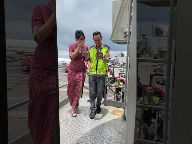 Pramugari cantik Lion Air dan Pilot berjalan menuju pesawat