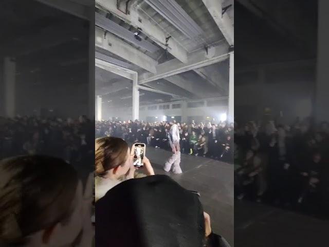 Browzan vibing at the Han kjobenhavn show