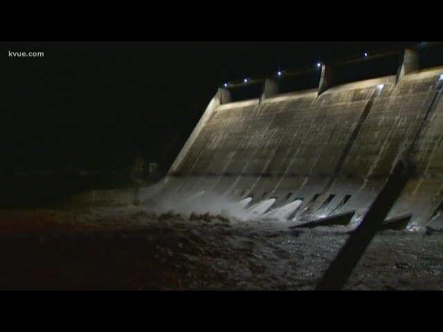 Why does the Mansfield dam at Lake Travis smell?