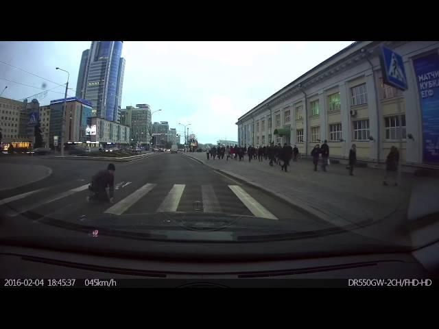 Видео с авторегистратора - день, когда лезут под колеса.