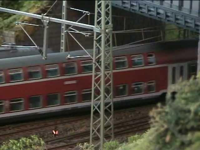 BR 110 mit Doppelstockwagen auf meiner Modellbahnanlage "Hintertupfingen"