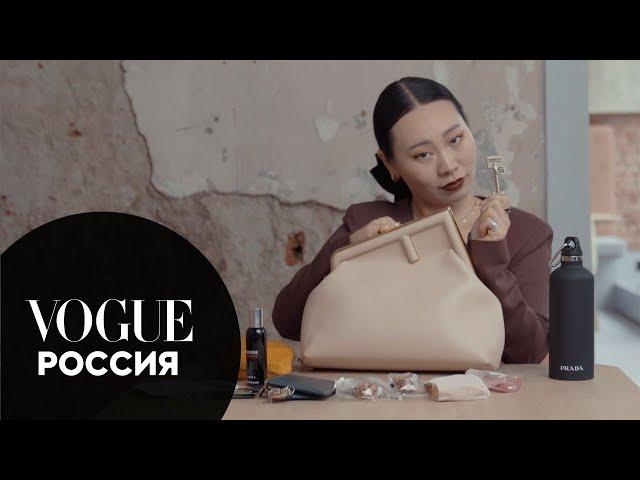 Что в сумке у Ян Гэ? | Vogue Россия