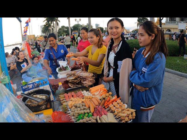 Famous place walking tour at Riverside Phnom Penh, exploring food - Cambodian street food