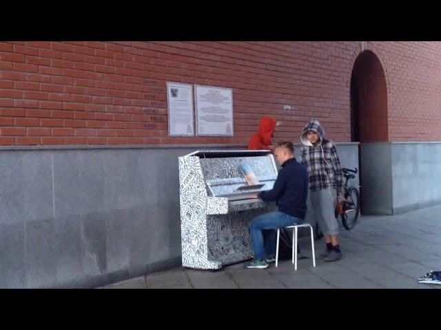 Уличный пианист в Йошкар Ола / Street pianist in Yoshkar Ola