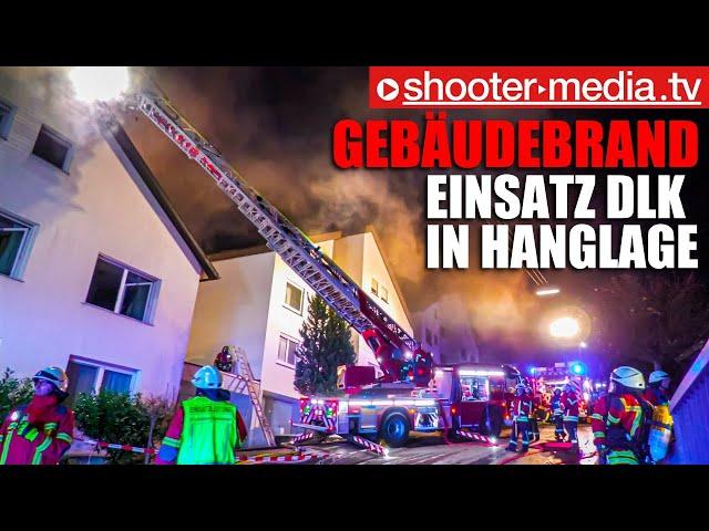   Gebäudebrand - Einsatz für DLK in Hanglage   |    Feuerwehr mit Großaufgebot im Einsatz  