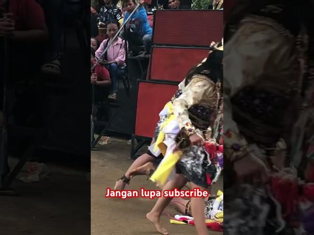 Detik detik cewek cantik kesurupan