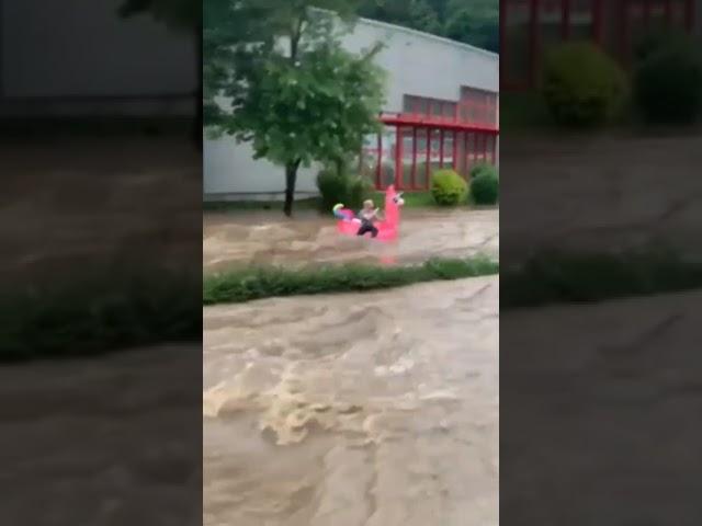 Captain unterwegs auf einem Schwimmreifen dursch das Hochwasser #hochwasser #tiefbernd #2021