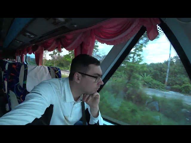 Bus trip in Thailand to Phuket - Задумчивый одинокий турист катается на автобусе по Таиланду