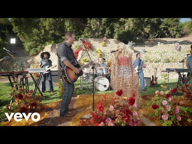 Gwen Stefani & Blake Shelton - Purple Irises (Backyard Garden Party)