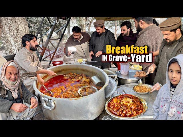 MOST UNIQUE DESI BREAKFAST IN GRAVEYARD! Ahmad Siri Paye, Nalli Bong Paye Best Street Food Pakistan