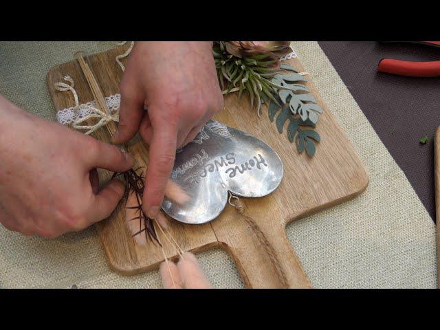 DIY-Türdeko mit Trockenblumen im Landhaus-Stil