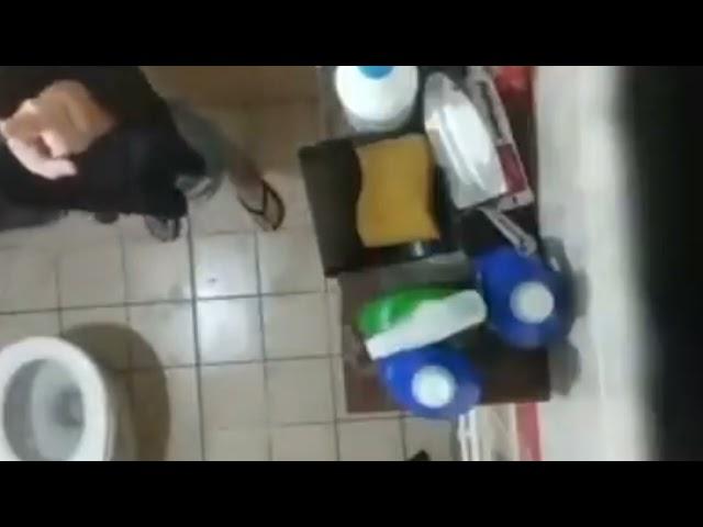 VIRAL SEORANG WANITA DI INTIP OLEH PRIA TAK DI KENAL DI TOILET pakai hp/camera #shorts #trending