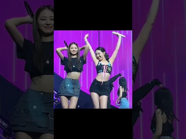 unnie and maknae duo ready to be world tour #twice#readytobe#worldtou #twiceworldtour#nayeon #tzuyu