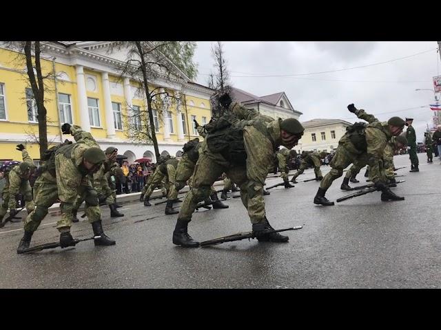 Батальон охраны и разведки: стреляют все! Самый красочный фрагмент Парада Победы в Козельске