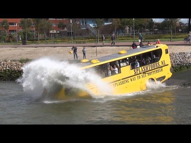 Amfibiebus / Busboot rijdt het water in!