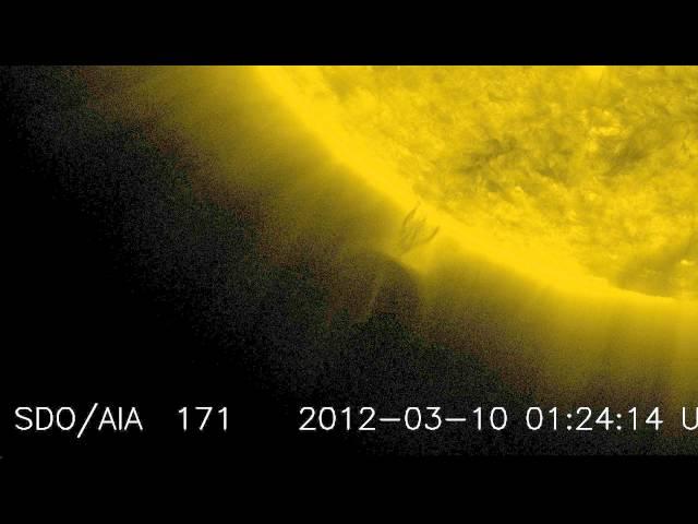 LOOKS LIKE HUGE SPHERE SUCKING PLASMA FROM SUN (HD-Version)