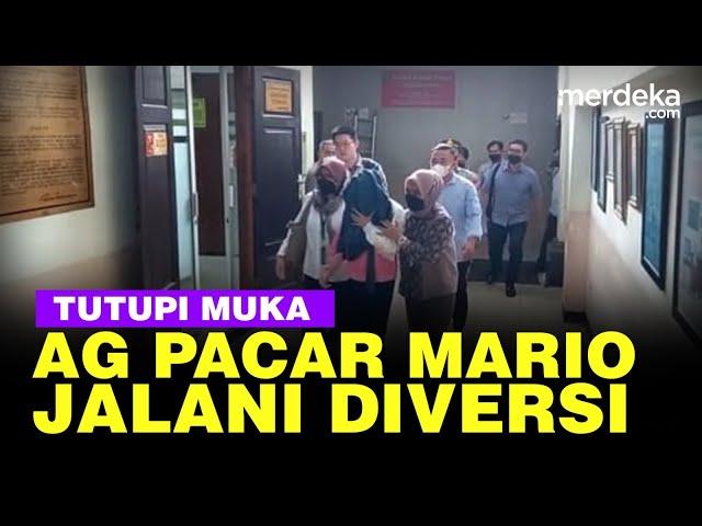 Momen AG Pacar Mario Dandy Tutupi Wajah Jalani Diversi Bertemu Keluarga David