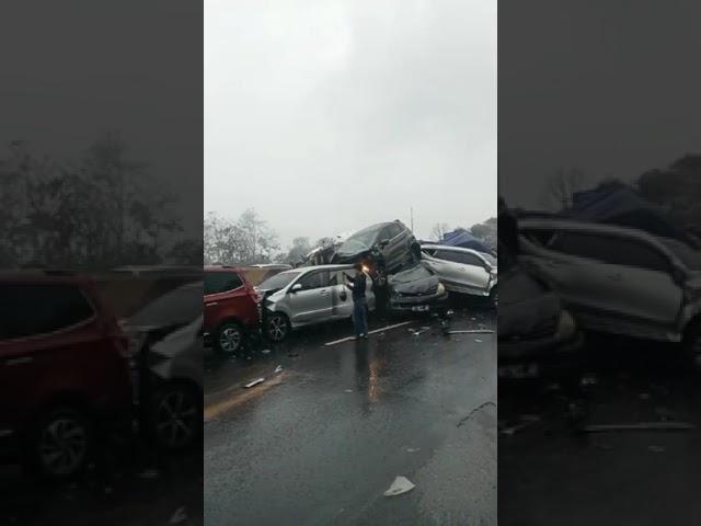 KECELAKAAN BERUNTUN TERJADI DI TOL PURBALUENYI KM 92 ARAH JAKARTA, SENIN 11-11-2024