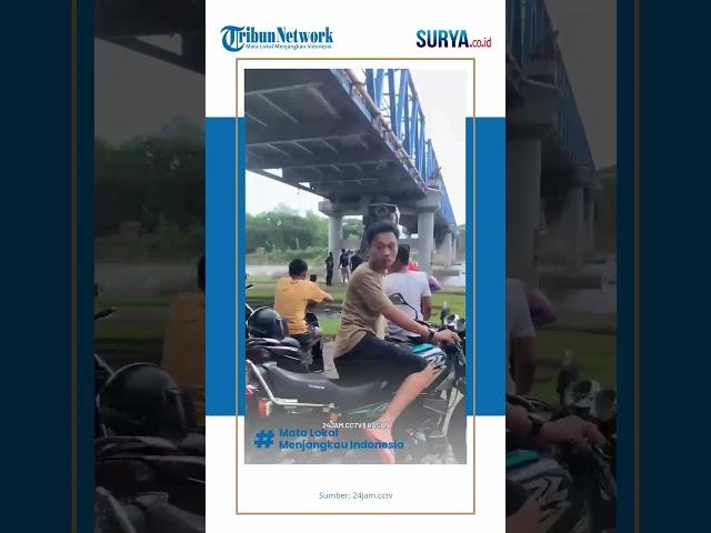 Sebuah MOBIL Bergelantung di Jembatan, Belum Diketahui Penyebab & Lokasi Kejadian!