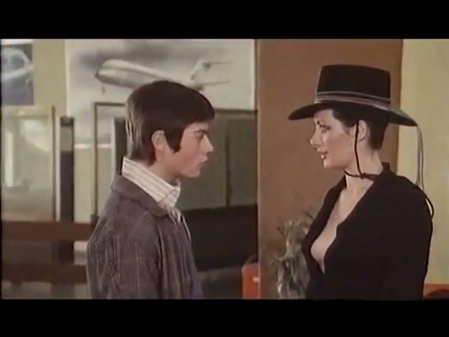 Edwige Fenech, Airport Arrival—”Grazie... nonna” (1975)