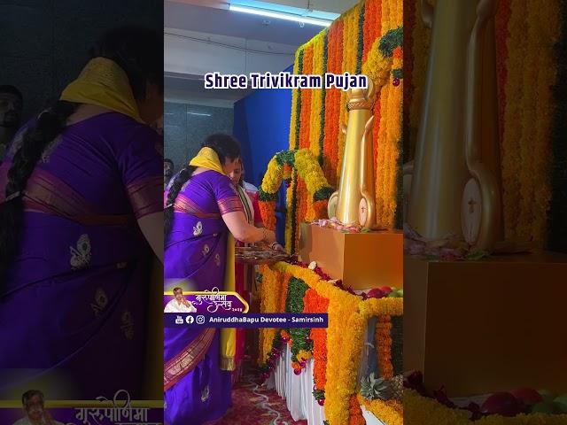Parampujya Nandai & Parampujya Suchitdada offer flowers, Tulsi & Bael leaves to Shree Trivikram
